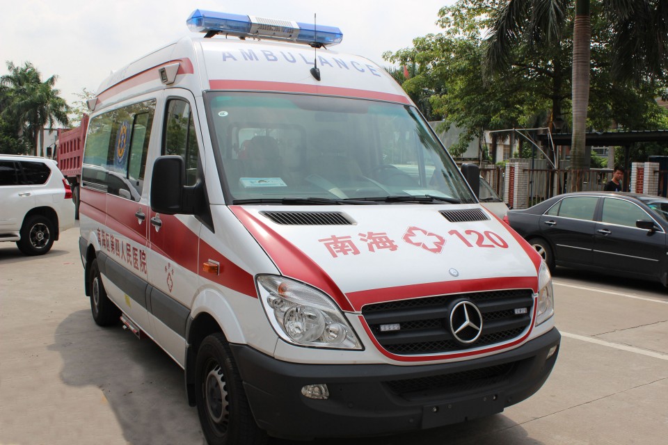 高端救護(hù)車(chē)生產(chǎn)廠家15271321777