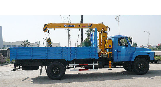 東風(fēng)尖頭汽油機(jī)隨車起重運輸車