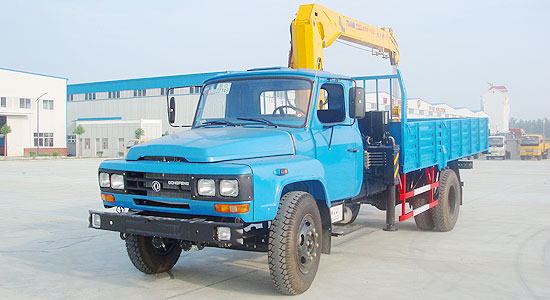 東風(fēng)尖頭汽油機(jī)隨車起重運輸車